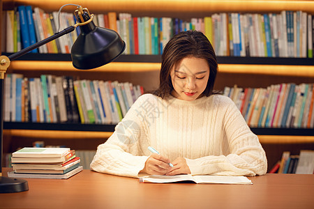 在图书馆学习的女大学生图片