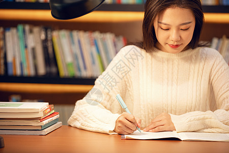 在图书馆学习的女大学生图片