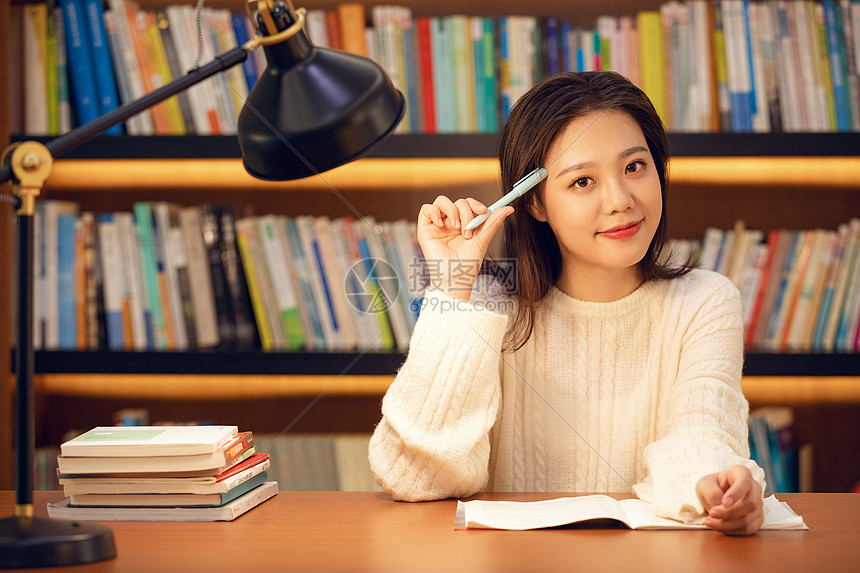 在图书馆学习的大学生图片