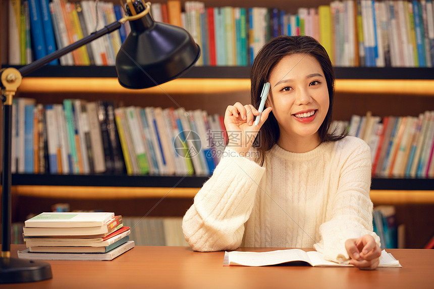 在图书馆学习的大学生图片