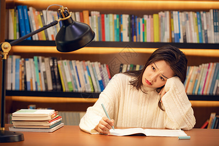 愁眉苦脸的女大学生图片