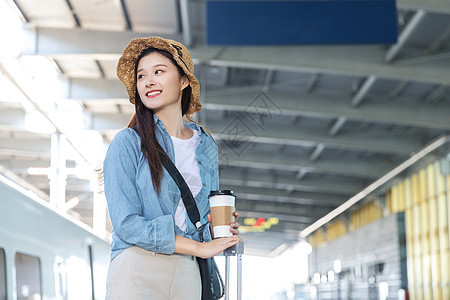 青年女性在站台上等候旅游高清图片素材