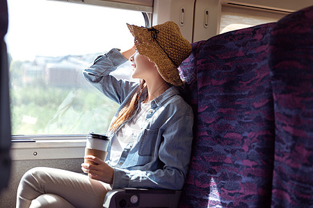 青年女性坐在高铁上看风景背景图片