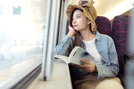 地铁上看书青年女性在座位上看书背景