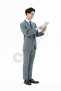 青年商务男性拿着平板电脑图片