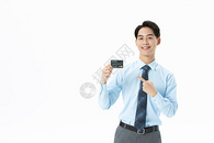 青年商务男性展示信用卡图片