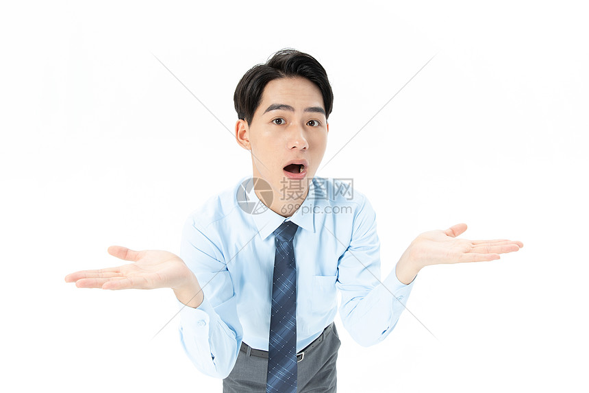 青年男性无奈摊手