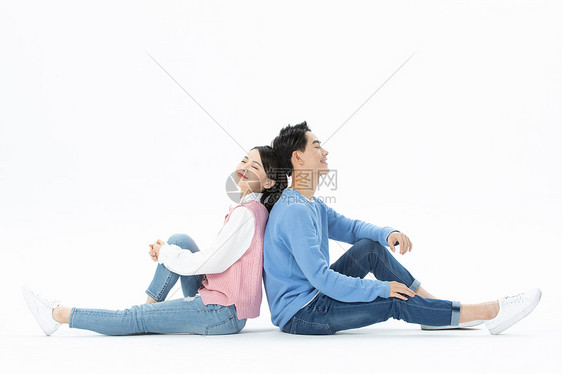 情侣背靠背坐在地上图片