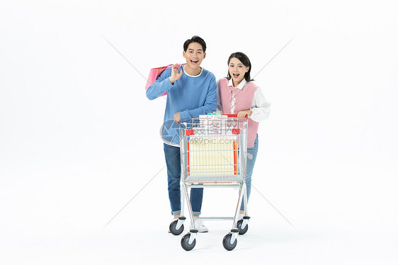 情侣推着购物车图片