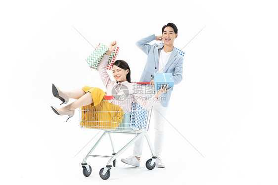 情侣互相推着购物车购物图片
