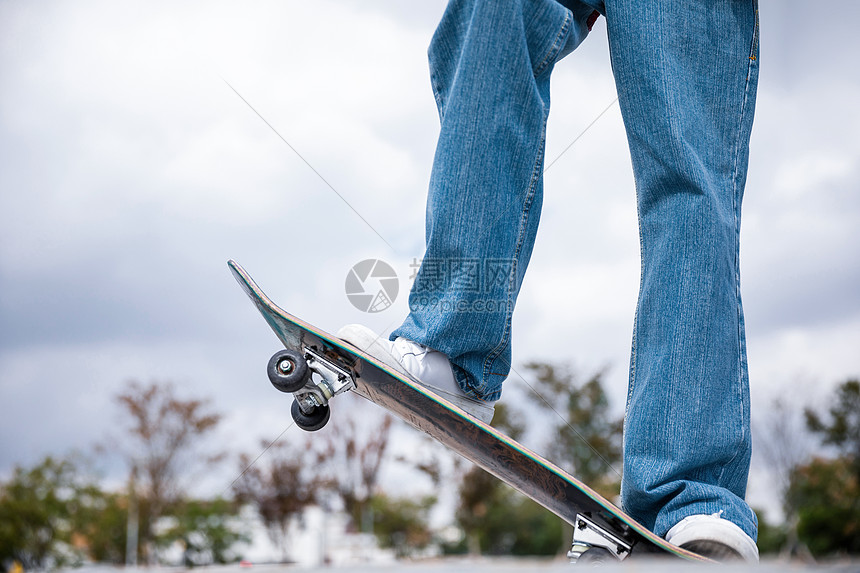 玩滑板的男性形象特写图片
