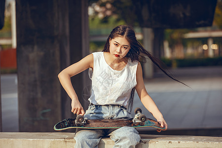 夕阳下的滑板女孩图片