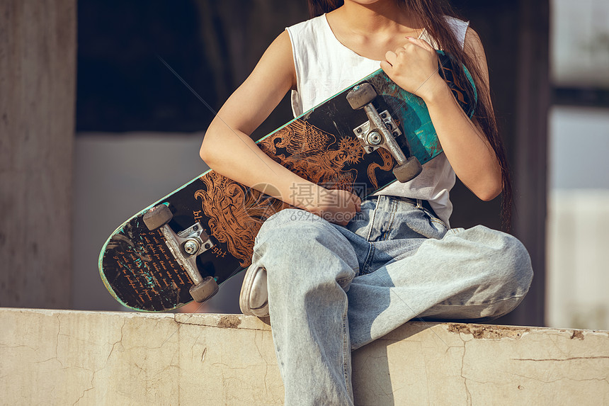 夕阳下的滑板女孩图片