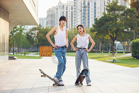 情侣户外玩滑板背景图片