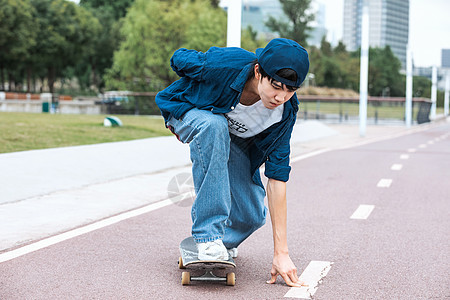 滑板少年背景图片