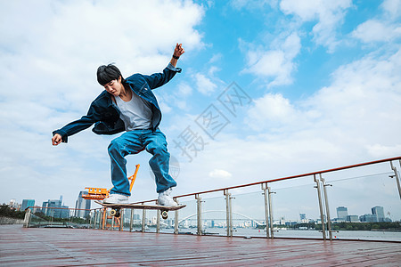 极限运动自拍玩滑板的男性形象背景