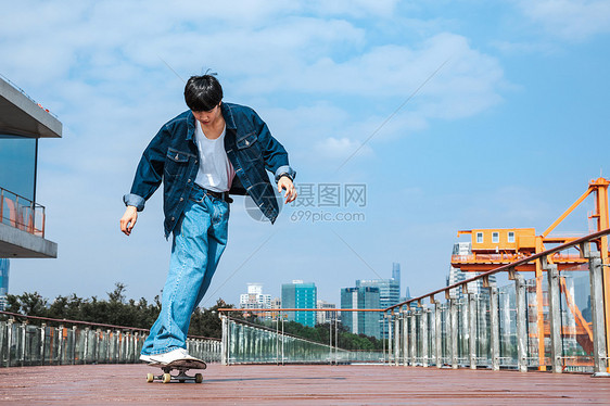玩滑板的男性形象 图片