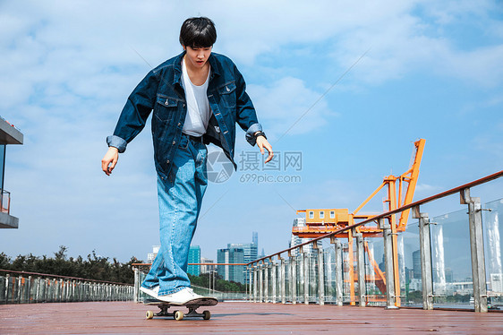 玩滑板的男性形象 图片