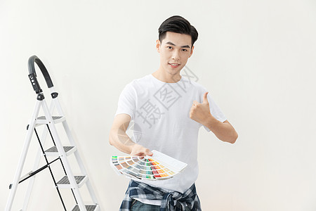 青年男性装修刷墙选颜色图片
