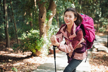 女生户外徒步登山形象图片