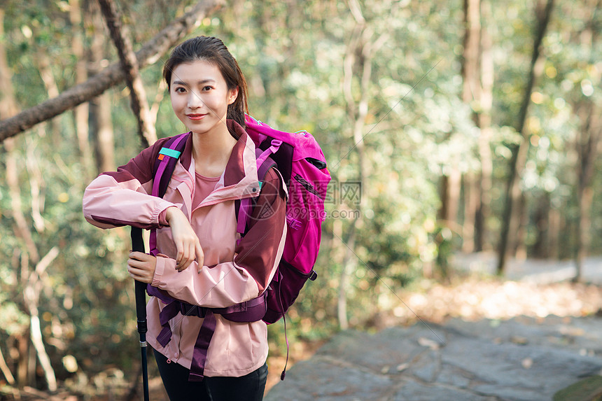 女生户外徒步登山形象图片