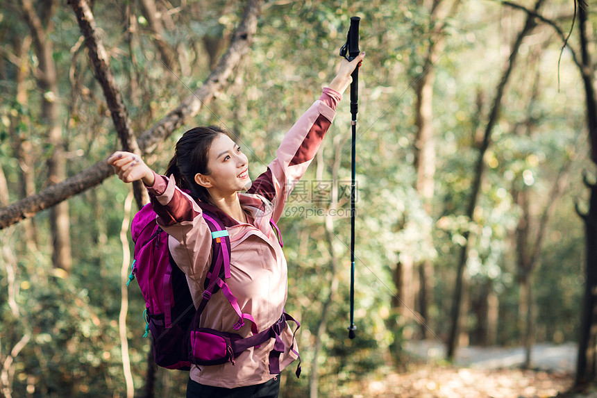 女生户外徒步登山形象图片