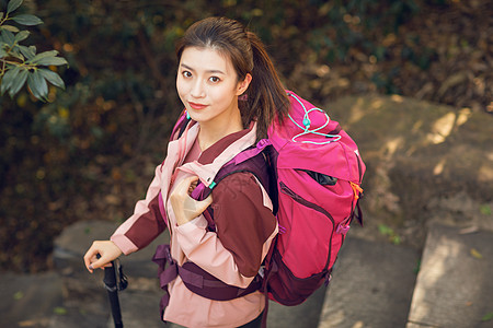 女生户外徒步登山形象图片