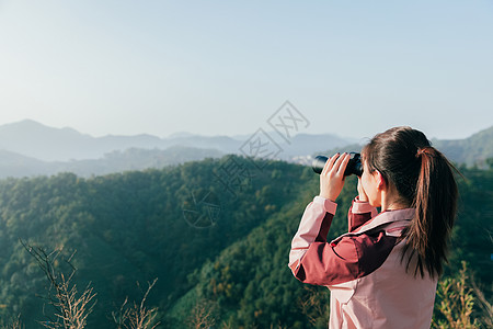 登山人物望远镜看风景的女生背景