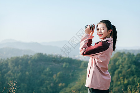 女生登山青年女性山顶拍照背景