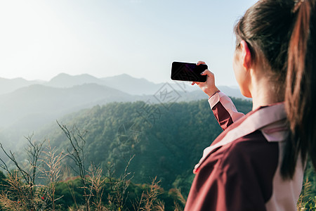 青年女性山顶拍照 图片