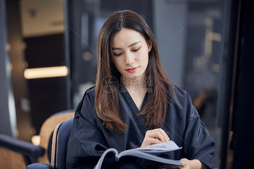 理发店女顾客图片