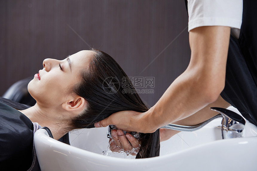 女性顾客洗头发图片
