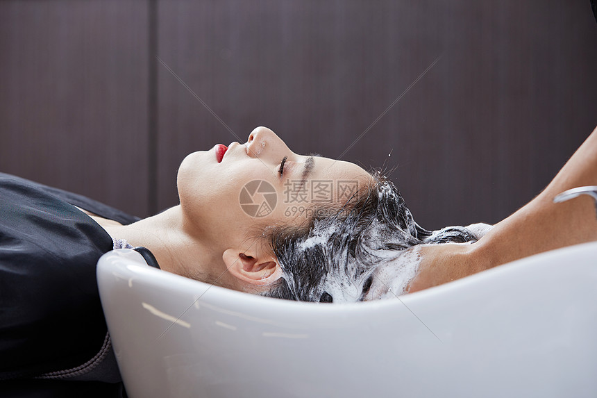 女性顾客洗头发图片