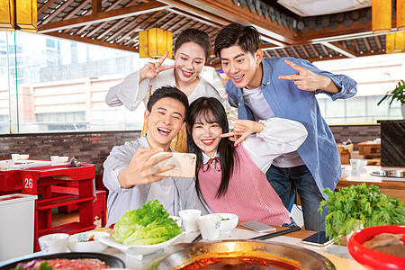 青年男女吃火锅自拍图片素材