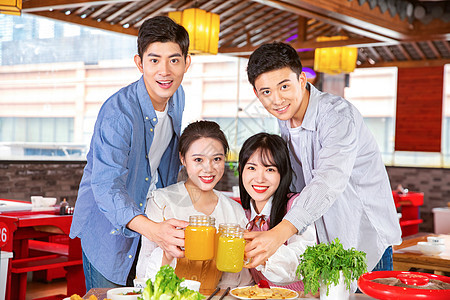 青年男女吃火锅干杯背景图片