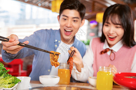 情侣火锅动画青年男女欢乐吃火锅背景