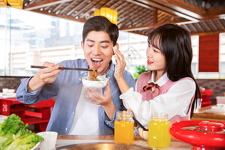 青年男女吃火锅图片素材