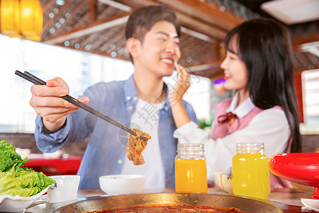 青年男女吃火锅图片