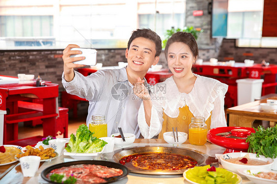 青年男女欢乐吃火锅图片