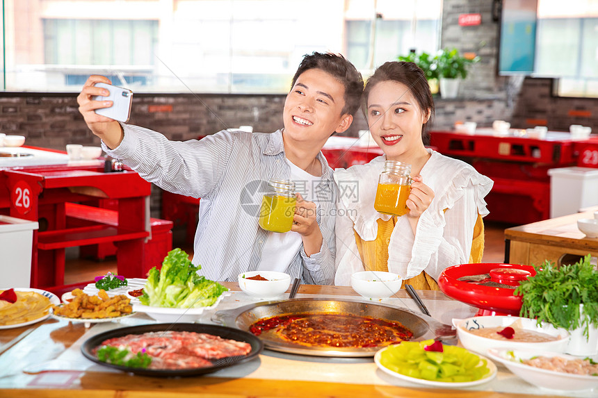 青年男女欢乐吃火锅图片