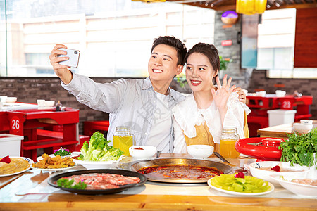 青年男女欢乐吃火锅图片素材