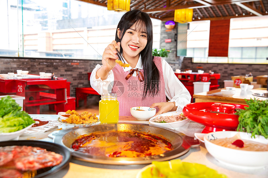 青年女性欢乐吃火锅