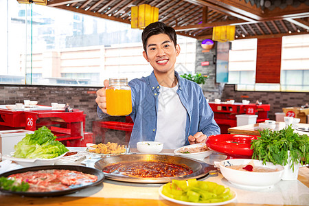 麻辣火锅啤酒青年男性吃火锅背景