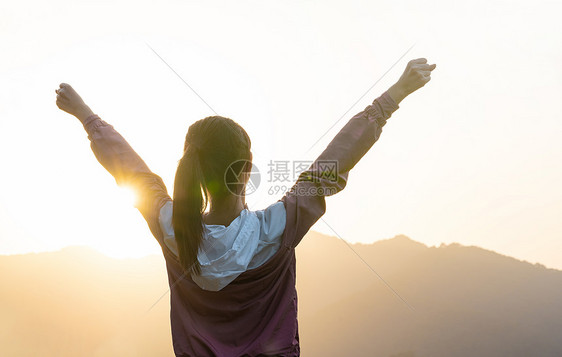 旅游登山鼓励励志庆祝动作图片