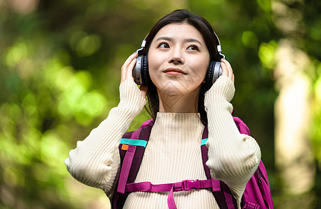 户外旅游美女听音乐图片