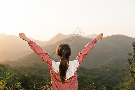 登山女性图片