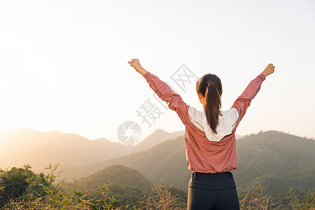 登山女性图片