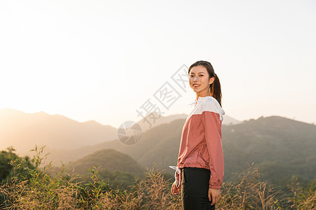 登山女性图片