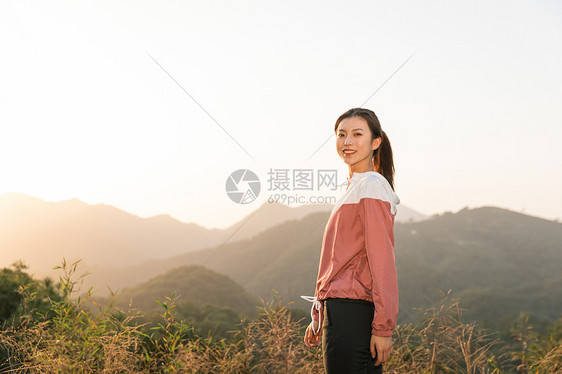 登山女性图片