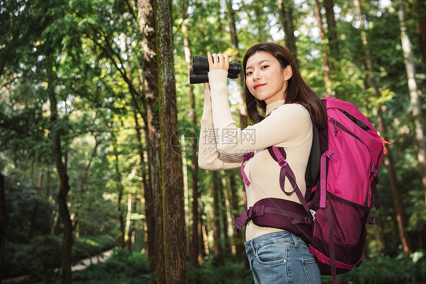 登山女性拿着望远镜图片